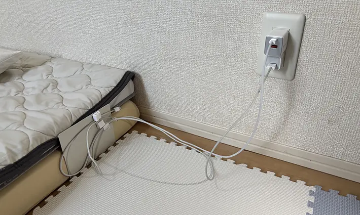 充電ケーブルとブックエンドとマットレスの写真（撮影：grapeライフハック編集部）