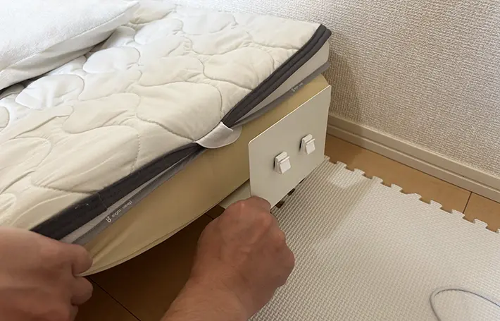 マットレスにブックエンドを差しこむ写真（撮影：grapeライフハック編集部）