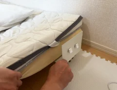 マットレスにブックエンドを差しこむ写真(撮影:grapeライフハック編集部)