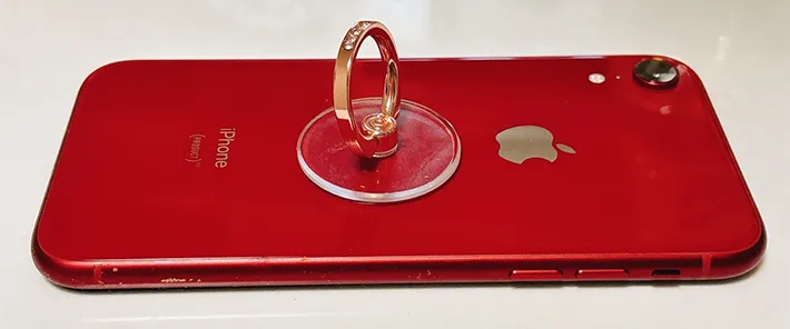 スマホに貼ったスマホリングの写真（撮影：grapeライフハック編集部）