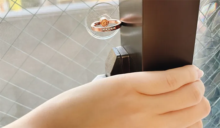 窓をロックするスマホリングの写真（撮影：grapeライフハック編集部）