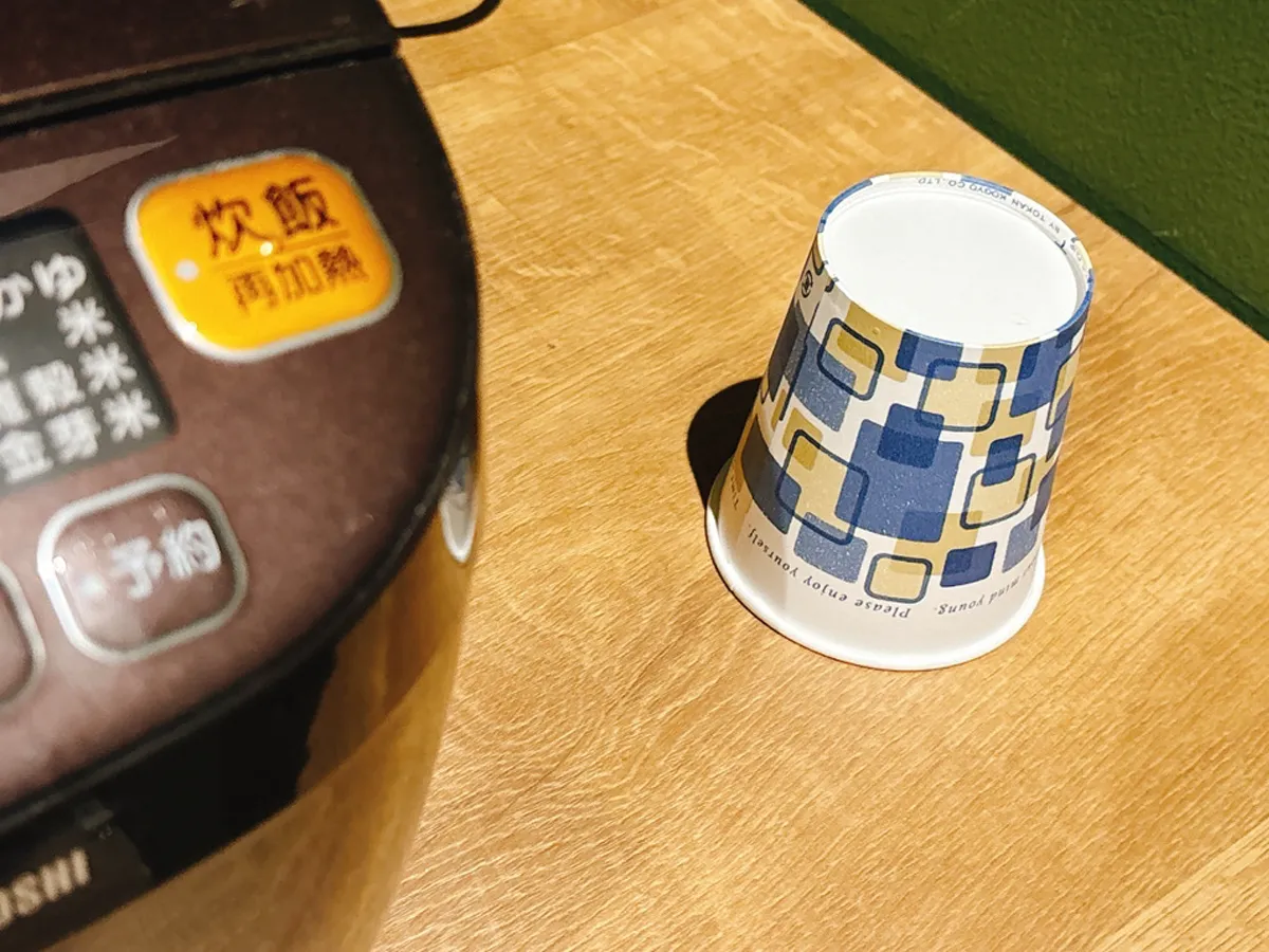 紙コップをひっくり返した写真(撮影:grapeライフハック編集部)