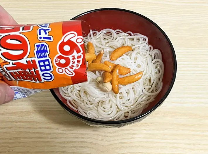 『亀田の柿の種』をトッピングする写真