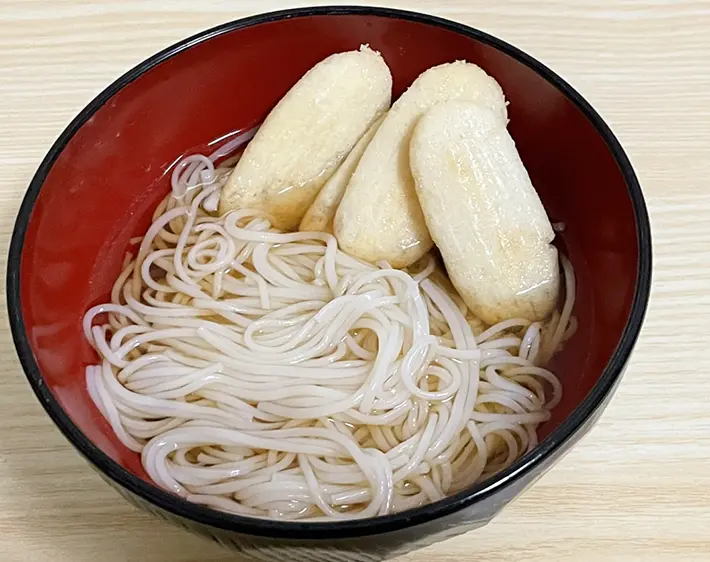 そうめんに『ハッピーターン』をトッピングした写真（撮影：grapeフード編集部）