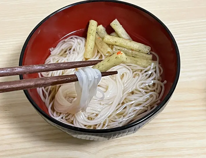 そうめんに『じゃがりこ』をトッピングした写真（撮影：grapeフード編集部）
