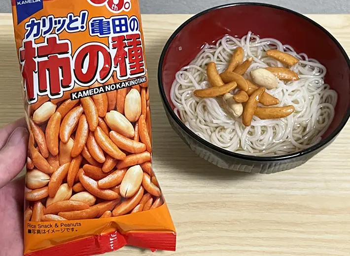そうめんに『亀田の柿の種をトッピングした写真（撮影：grapeフード編集部）