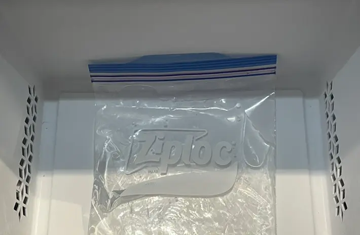 冷凍庫で塩水を入れたジッパー袋を冷やす写真（撮影：grapeライフハック編集部）