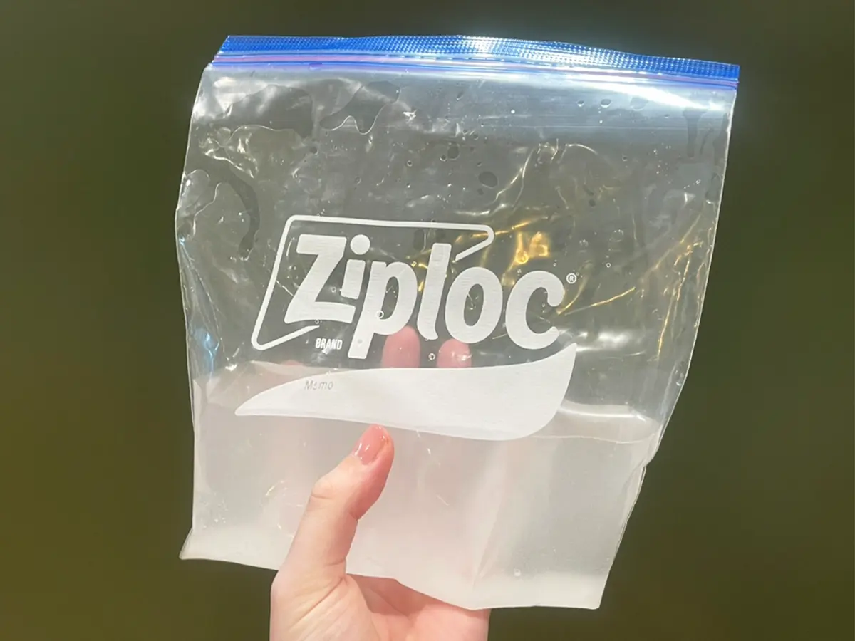 塩水を入れたジッパー袋の写真(撮影:grapeライフハック編集部)