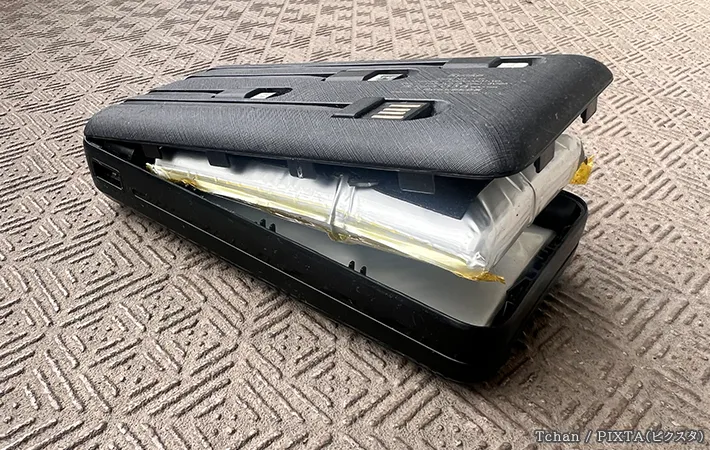 壊れたモバイルバッテリーの写真