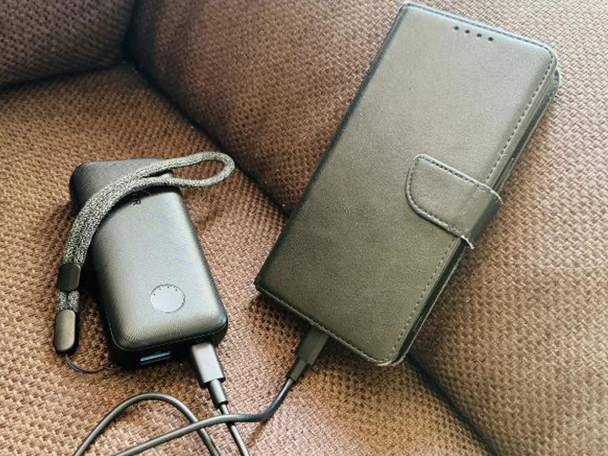 モバイルバッテリーとスマホの写真