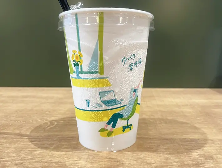 アイスコーヒーのカップの写真（撮影：grapeライフハック編集部）