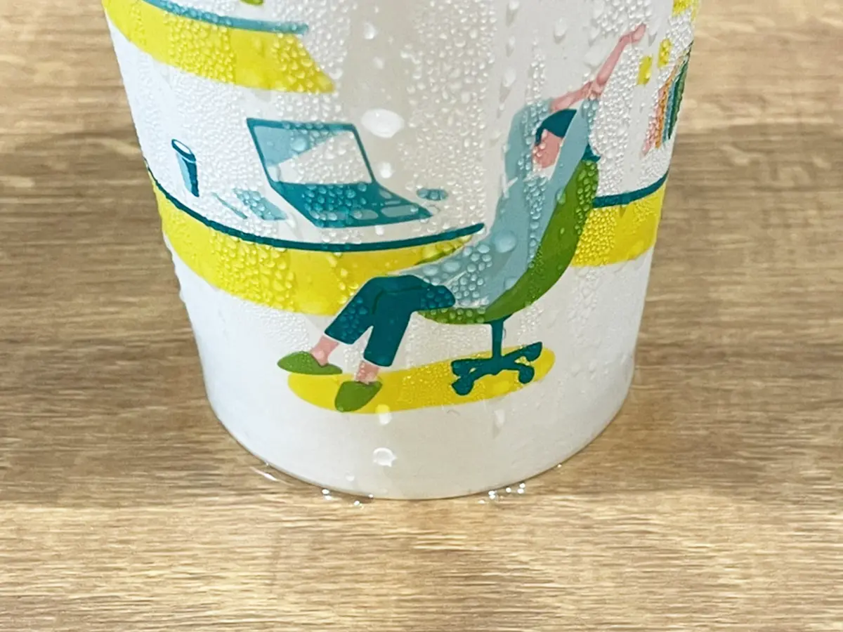 結露したアイスコーヒーのカップの写真(撮影:grapeライフハック編集部)