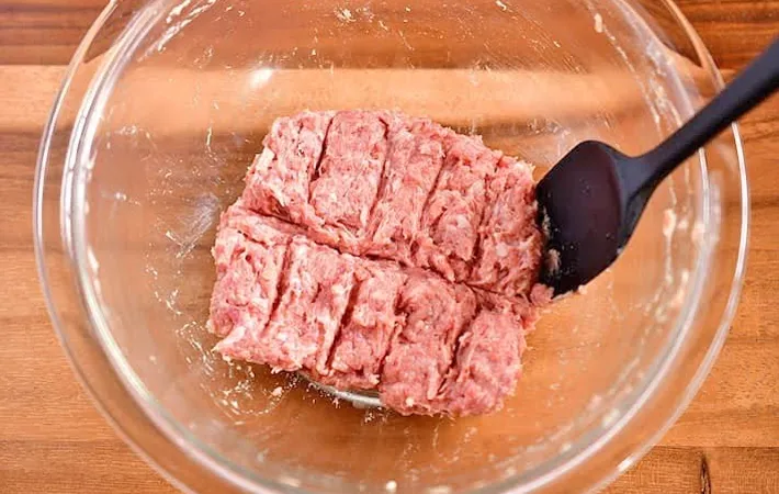 『大葉の餃子風』を作る写真（撮影：小泉明代）