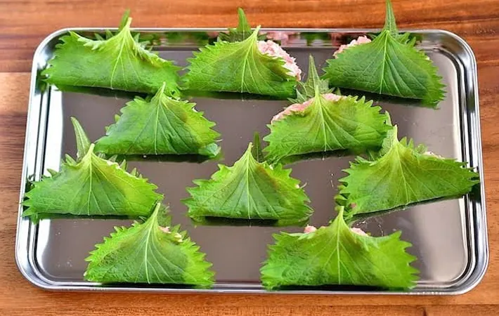 『大葉の餃子風』を作る写真（撮影：小泉明代）