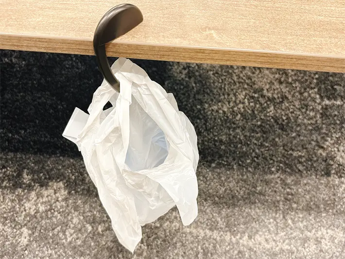 バッグハンガーにビニール袋をかけた写真（撮影：grapeライフハック編集部）