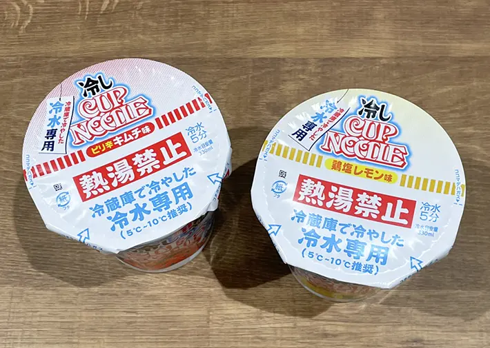 『冷しカップヌードル ピリ辛キムチ味』『冷しカップヌードル 鶏塩レモン味』の蓋の写真（撮影：grapeフード編集部）