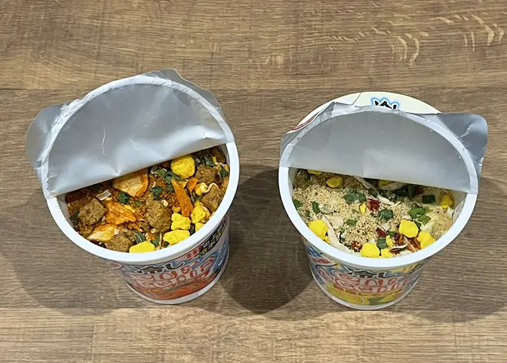 『冷しカップヌードル ピリ辛キムチ味』『冷しカップヌードル 鶏塩レモン味』をめくった写真（撮影：grapeフード編集部）