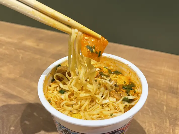 『冷しカップヌードル ピリ辛キムチ味』を食べる写真（撮影：grapeフード編集部）