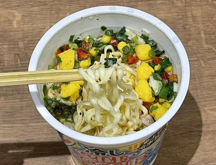 『冷しカップヌードル 鶏塩レモン味』を食べる写真（撮影：grapeフード編集部）