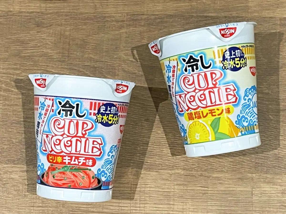 『冷しカップヌードル ピリ辛キムチ味』『冷しカップヌードル 鶏塩レモン味』の写真(撮影:grapeフード編集部)