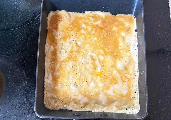 玉子焼き器に卵液を流し入れた画像（撮影：エニママ）