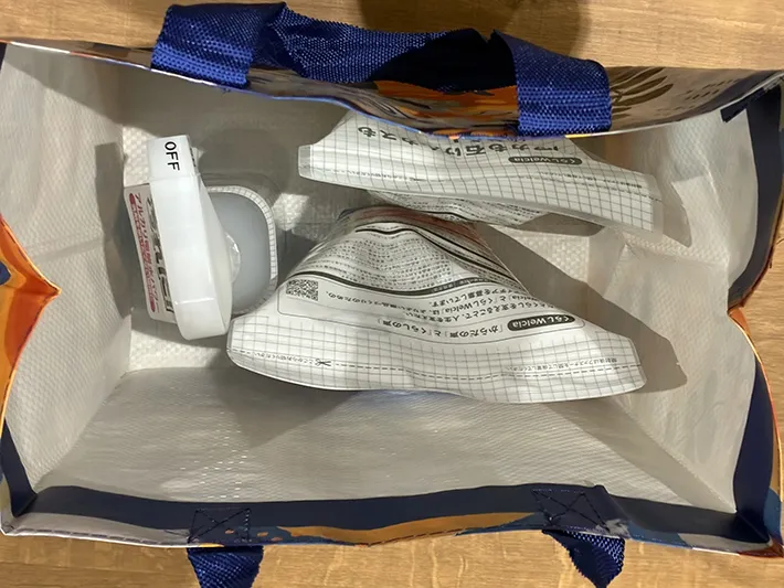エコバッグに入った、重曹やクエン酸などの日用品（撮影：grapeライフハック編集部）