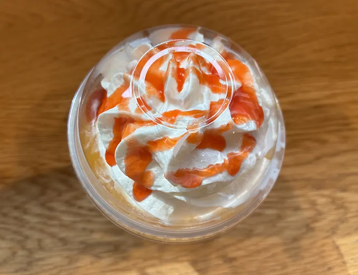オレンジ色のフラペチーノ（撮影：grapeフード編集部）