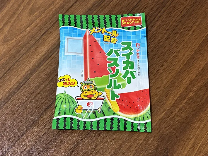 机に置かれたスイカバーの入浴剤（撮影：grape編集部）
