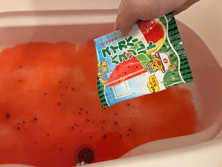 スイカバー入浴剤を風呂に入れる場面（撮影：grape編集部）