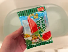 風呂で手にするスイカバー入浴剤（撮影：grape編集部）