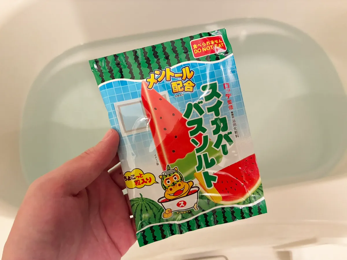 風呂で手にするスイカバー入浴剤(撮影:grape編集部)