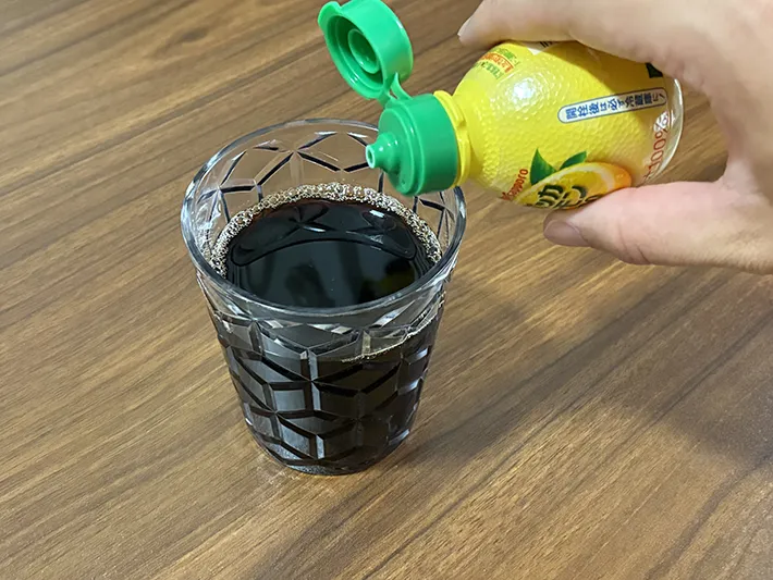 アイスコーヒーにレモン果汁を加える場面（撮影：grapeフード編集部）
