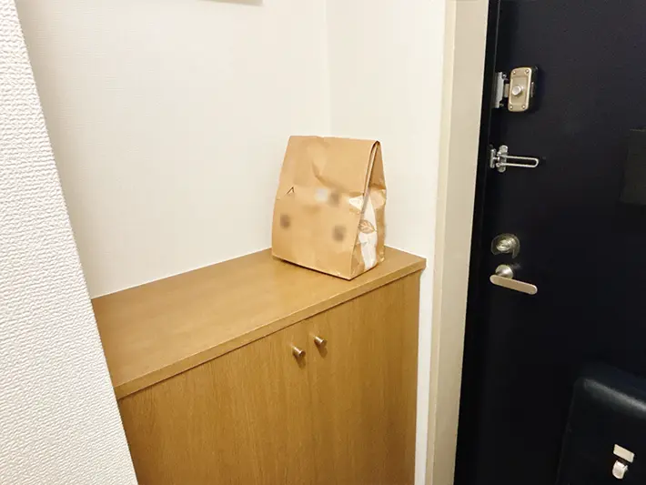 下駄箱の上に荷物を置いた写真（撮影：grapeライフハック編集部）