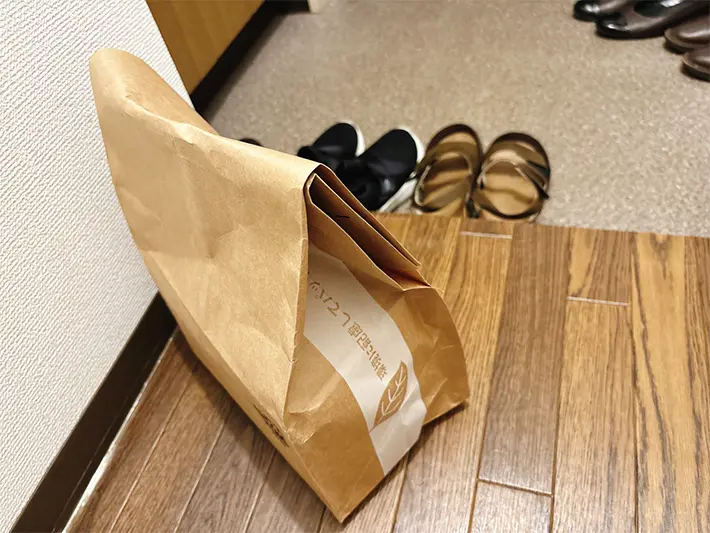 廊下に荷物を置いた写真（撮影：grapeライフハック編集部）
