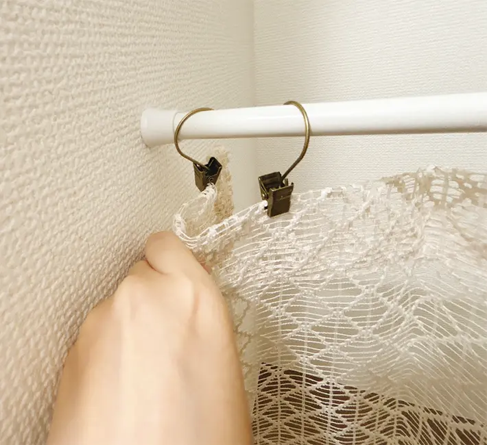 クリップにカーテンを留めた写真（撮影：grapeライフハック編集部）