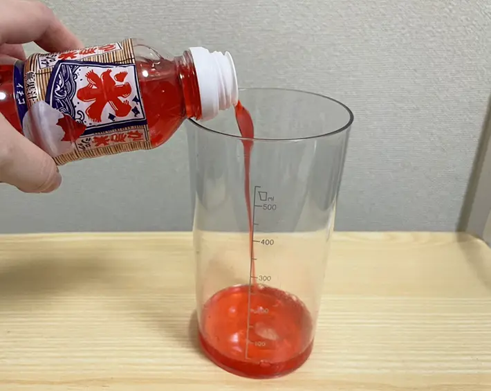 かき氷シロップを計量カップに注ぐ写真（撮影：grapeフード編集部）