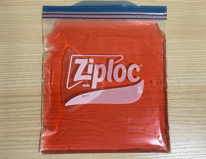 かき氷シロップを入れたジッパー袋の写真（撮影：grapeフード編集部）