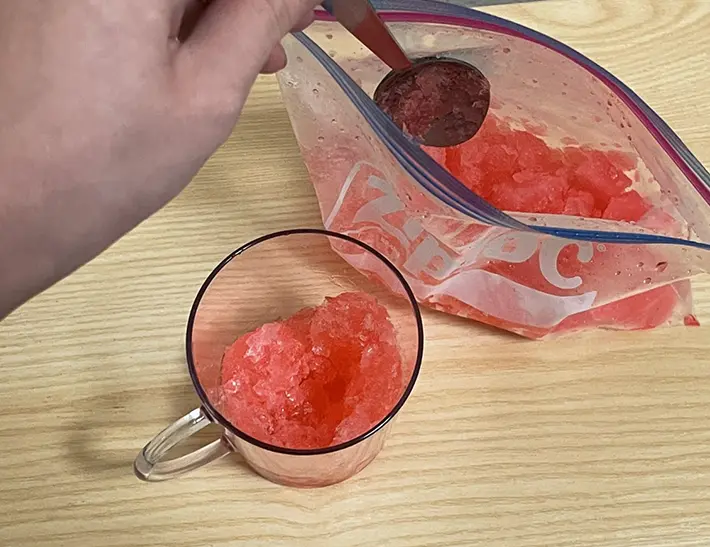 凍らせたかき氷シロップの写真（撮影：grapeフード編集部）