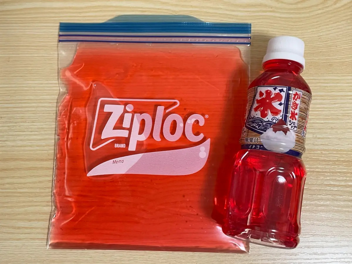 かき氷シロップを入れたジッパー袋の写真(撮影:grapeフード編集部)