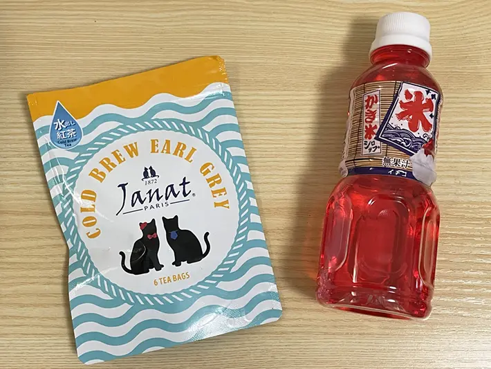 かき氷シロップと紅茶の写真（撮影：grapeフード編集部）