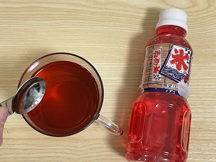紅茶にかき氷シロップを入れる写真（撮影：grapeフード編集部）