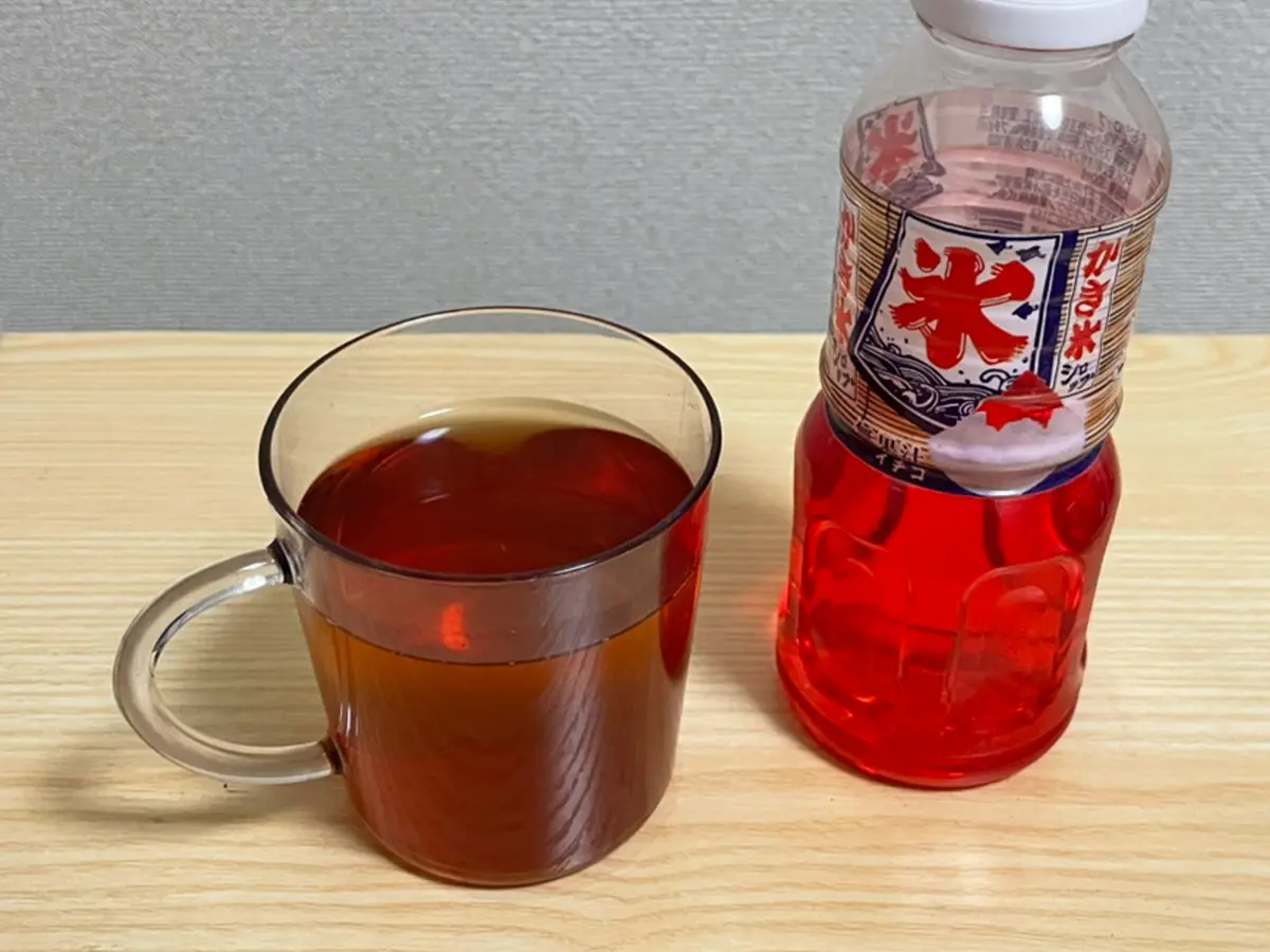 紅茶とかき氷シロップの写真紅茶にかき氷シロップを入れる写真(撮影:grapeフード編集部)