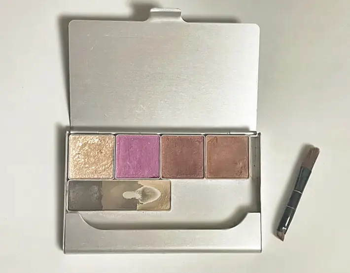 アルミ製の名刺入れを使ったコスメパレットの写真（撮影：grapeライフハック編集部）
