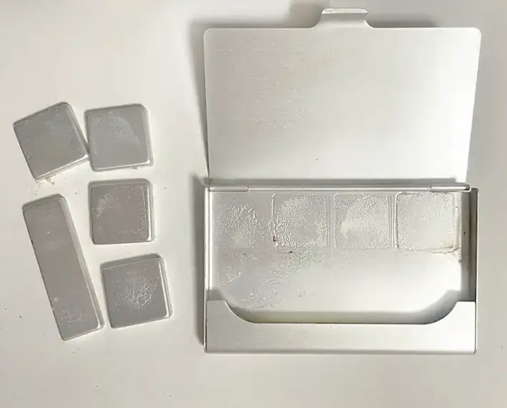 きれいにした名刺入れの写真（撮影：grapeライフハック編集部）