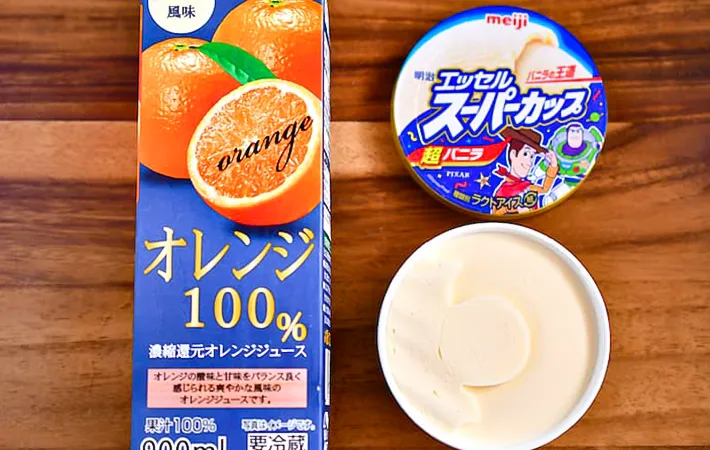 オレンジジュースとバニラアイスの写真（撮影：小泉明代）