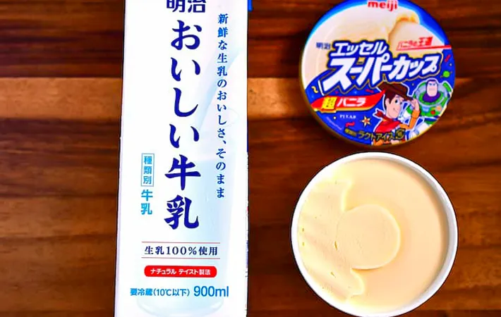 牛乳とバニラアイスの写真（撮影：小泉明代）