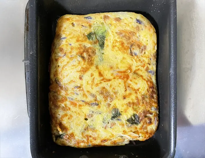 玉子焼き器で生地を焼く写真（撮影：grapeフード編集部）