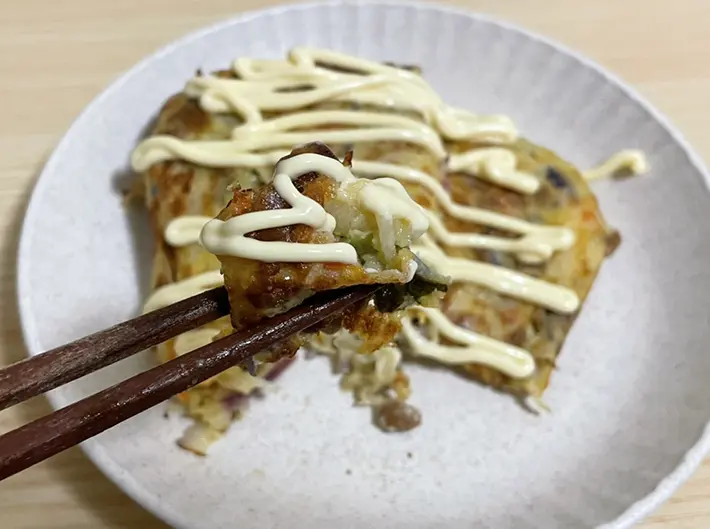 カット野菜で作った料理を食べる写真（撮影：grapeフード編集部）