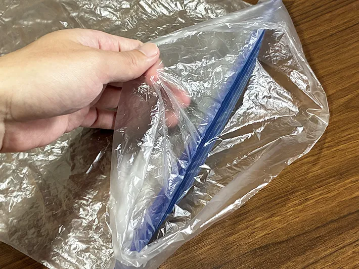 チャックで閉じたポリ袋の口部分（撮影：grapeライフハック編集部）