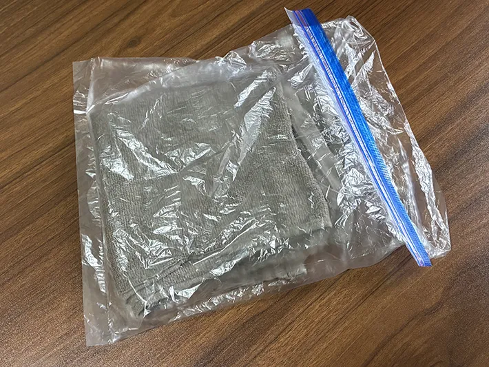 タオルを入れたチャックつきポリ袋（撮影：grapeライフハック編集部）